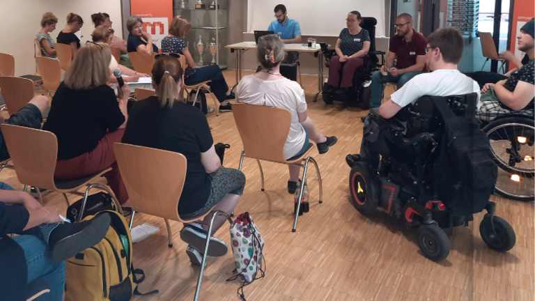 Teilnehmer*innen des Praxisdialoges zum Persönlichen Budget im Tischtenniszentrum in Düsseldorf