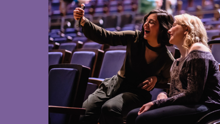 Zwei junge Damen im Theater; Foto: Andi Weiland I Gesellschaftsbilder.de