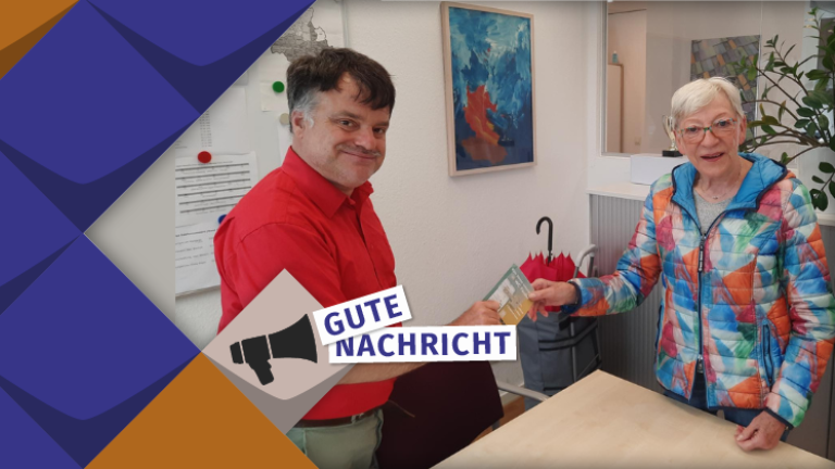 Christian Jurko, Mitarbeiter des KSL.Düsseldorf, übergibt einen Euroschlüssel an eine Dame in der Geschäftsstelle des KSL.Düsseldorf