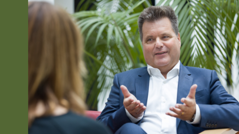 Jürgen Dusel im Gespräch; Bildquelle: Behindertenbeauftragter/Thomas Rafalzyk