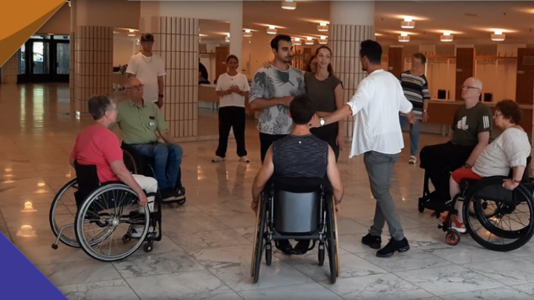 Teilnehmer*innen des Tanzprojekt - Rollifahrer*innen und Fußgänger*innen mit Choreograf Armen Hakobyan