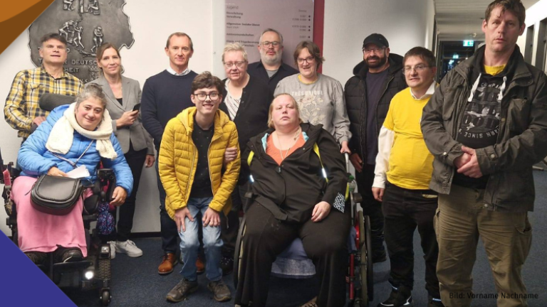 Teilnehmer*innen des Seminars mit Aneliya Parvanova-Kolova (Behindertenkoordinatorin der Stadt Solingen, 3. v. l.)  und Jörg Rodeike (Projektleiter KSL.Düsseldorf, 4. von links) im Rathaus der Stadt Solingen.