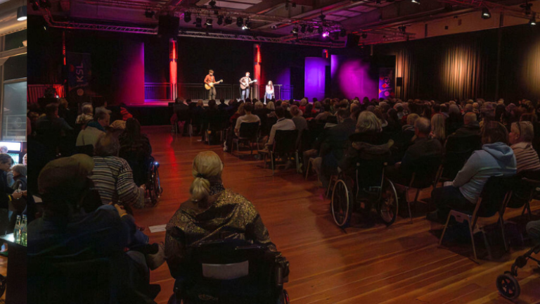 ein voll besetzter Saal auf Zollverein (rechts), Foyer mit zahlreichen Besuchern (links)