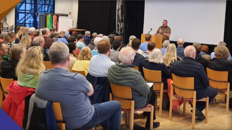 Rechtsanwalt Björn Jennert und rund 70 Zuhörer*innen in der Färberei in Wuppertal