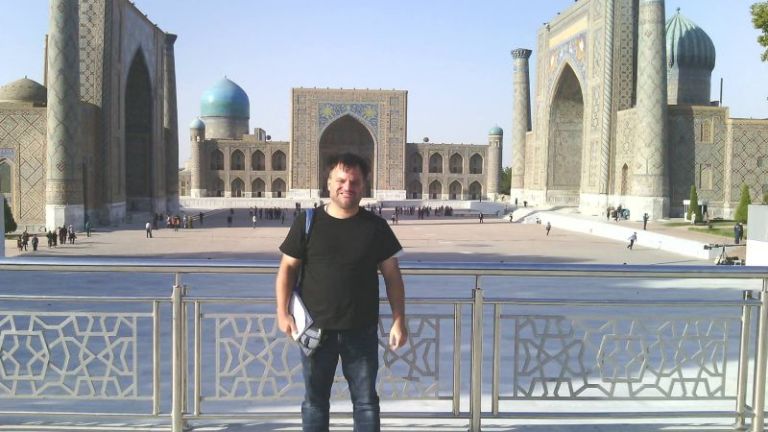 Christian Jurko, Mitarbeiter des KSL.Düsseldorf, vor der religiösen Lehreinrichtung Registan in der Stadt Samarkand in Usbekistan (Zentralasien).